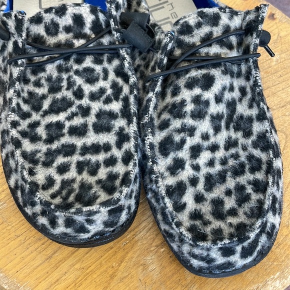 Hey Dude shoes sz 9 - Picture 2 of 4
